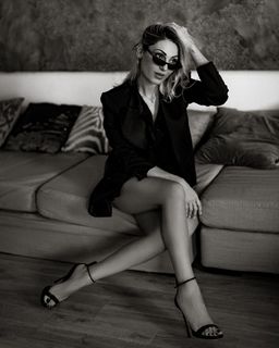 Anna Tatangelo feet photo thumbnail
