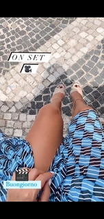 Anna Tatangelo feet photo thumbnail