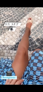 Anna Tatangelo feet photo thumbnail
