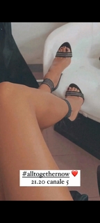 Anna Tatangelo feet photo thumbnail