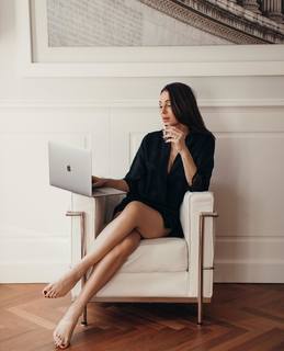 Anna Tatangelo feet photo thumbnail