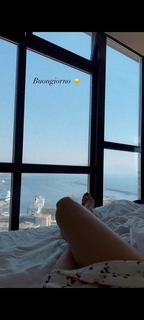 Anna Tatangelo feet photo thumbnail