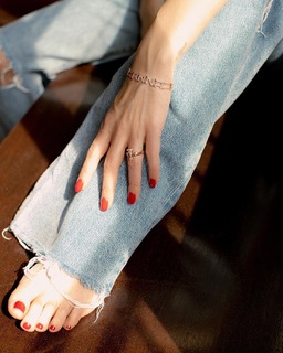 Anna Tatangelo feet photo thumbnail