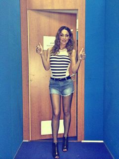 Anna Tatangelo feet photo thumbnail