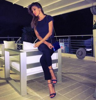 Anna Tatangelo feet photo thumbnail