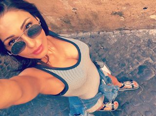 Anna Tatangelo feet photo thumbnail