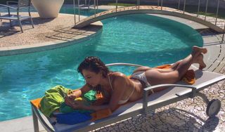 Anna Tatangelo feet photo thumbnail
