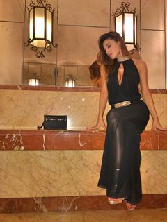 Anna Tatangelo feet photo thumbnail