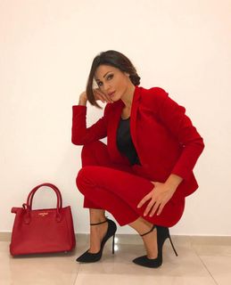 Anna Tatangelo feet photo thumbnail