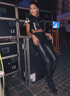 Anna Tatangelo feet photo thumbnail