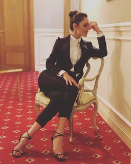 Anna Tatangelo feet photo thumbnail