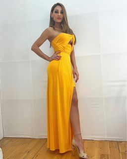 Anna Tatangelo feet photo thumbnail