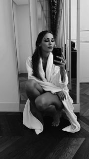 Anna Tatangelo feet photo thumbnail