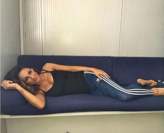 Anna Tatangelo feet photo thumbnail