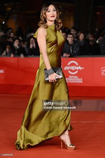 Anna Tatangelo feet photo 9