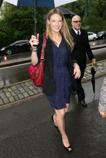 Anna Torv feet photo thumbnail
