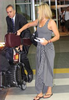 Anna Torv feet photo thumbnail