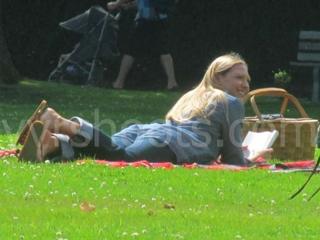 Anna Torv feet photo thumbnail