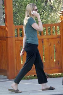 Anna Torv feet photo thumbnail