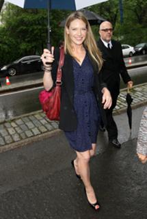 Anna Torv feet photo thumbnail