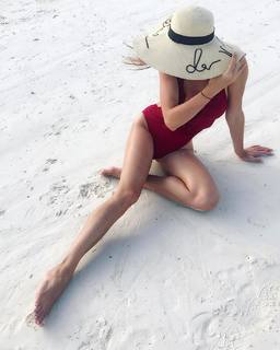 Anna Wendzikowska feet photo thumbnail