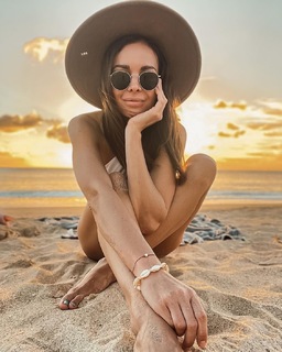 Anna Wendzikowska feet photo thumbnail