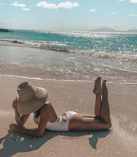 Anna Wendzikowska feet photo thumbnail