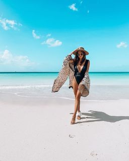 Anna Wendzikowska feet photo thumbnail