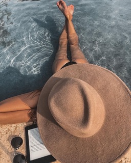 Anna Wendzikowska feet photo thumbnail