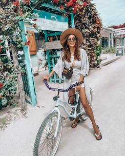 Anna Wendzikowska feet photo thumbnail