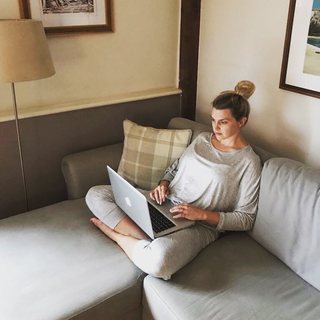 Anna Williamson feet photo thumbnail