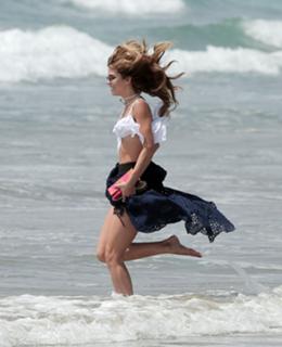 AnnaLynne McCord feet photo thumbnail
