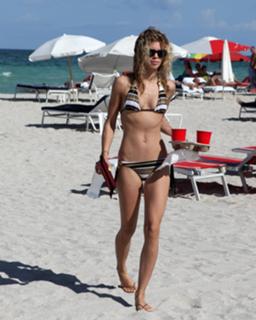 AnnaLynne McCord feet photo thumbnail