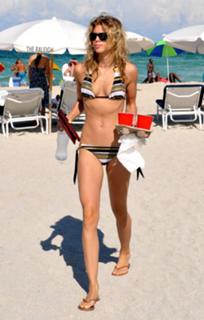 AnnaLynne McCord feet photo thumbnail