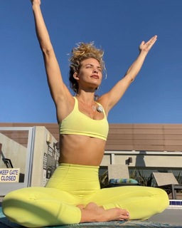 AnnaLynne McCord feet photo thumbnail