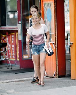 AnnaSophia Robb feet photo thumbnail