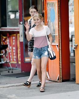 AnnaSophia Robb feet photo thumbnail