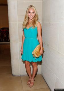 AnnaSophia Robb feet photo thumbnail