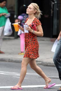AnnaSophia Robb feet photo thumbnail