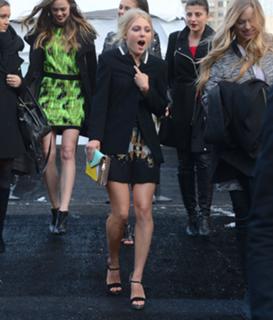 AnnaSophia Robb feet photo thumbnail