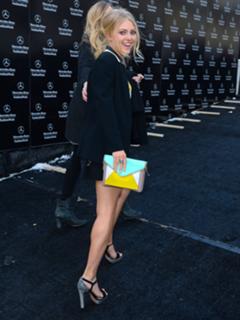 AnnaSophia Robb feet photo thumbnail