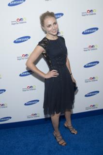 AnnaSophia Robb feet photo thumbnail
