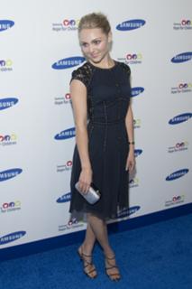 AnnaSophia Robb feet photo thumbnail