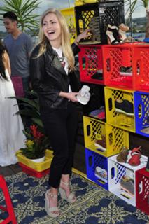 AnnaSophia Robb feet photo thumbnail