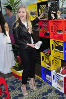 AnnaSophia Robb feet photo thumbnail