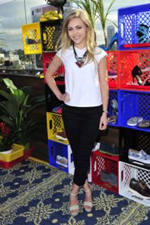 AnnaSophia Robb feet photo thumbnail