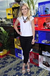 AnnaSophia Robb feet photo thumbnail