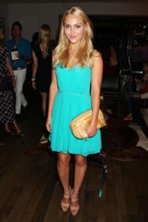 AnnaSophia Robb feet photo thumbnail