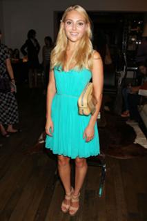 AnnaSophia Robb feet photo thumbnail
