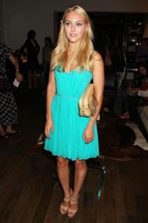 AnnaSophia Robb feet photo thumbnail
